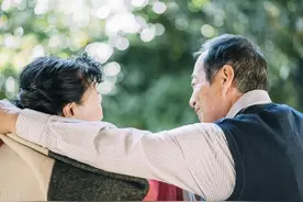 我和老公都年过六旬了，可他每天还是黏着我，不过我也喜欢他图片