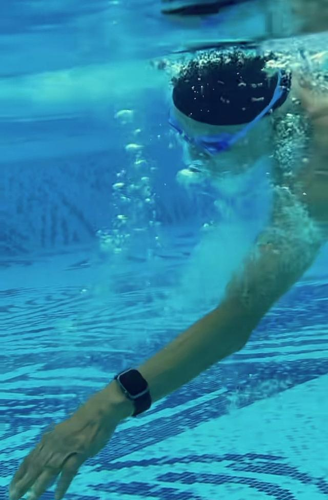 89岁王德顺晒游泳照，胸大肌饱满	，全身皮肤只略微显皱，泳姿矫健