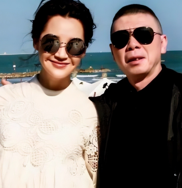 演都不演了！徐帆回应离婚后，冯小刚和养女双双撕下她的“体面”