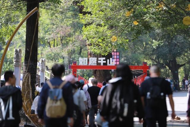 假日客流高峰来袭！千山景区人气大爆发