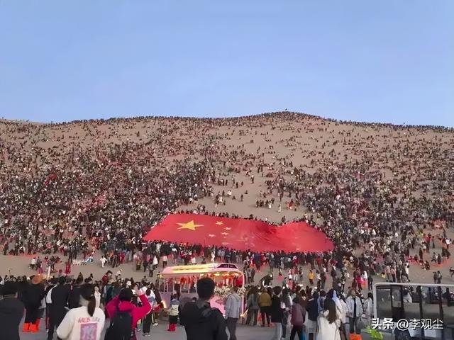 国庆3大名场面：国内景区人挤人，东非草原大堵车，电车卡在高速