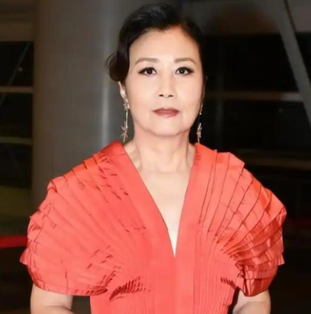 78岁连路都走不稳还开演唱会	，全网骂声一片，她却扬言回馈粉丝