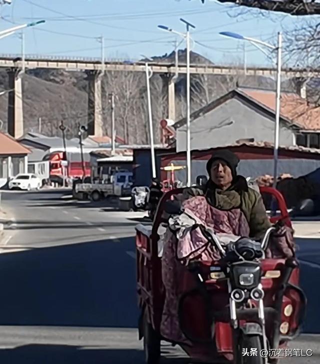 河北一村支书自掏腰包为村民交保8年你咋看