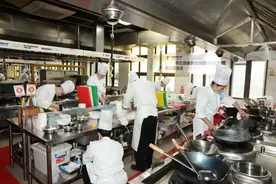 15分钟一盘土豆丝、5小时一桌宴席……全省烹饪高职师生在扬上演“厨王争霸赛”图片