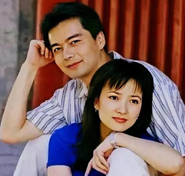 原来他们是夫妻，《许我耀眼》他4婚娶小12岁娇妻，老婆像梅艳芳