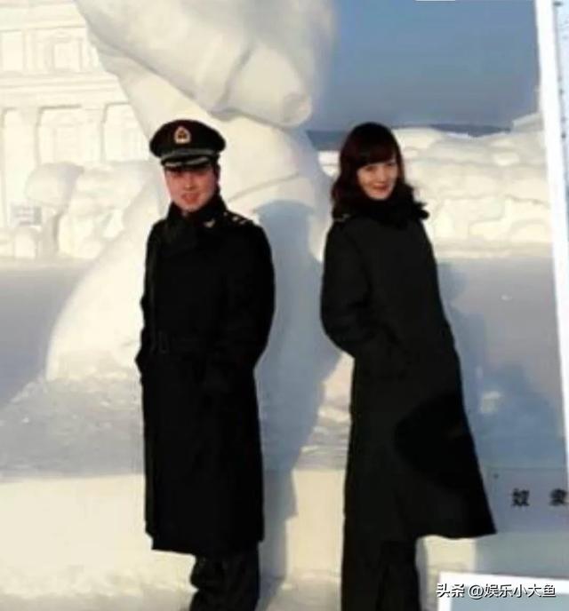 王皓的老婆闫博雅原来也是军人，夫妻俩军装合照太飒了，郎才女貌