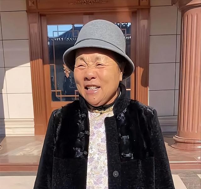 刘强东给老家送年货现场曝光	，令人恶心的一幕出现，当场被人制止