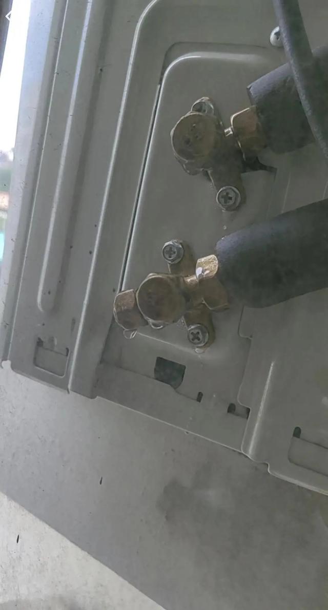 河北有个男的在给父母房间装空调的时候突然发现外机铜管居然没包