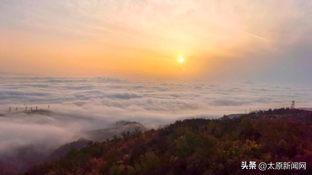 太原：立冬雨过现云海 西山之巅观“仙境”