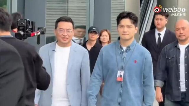 樊振东到小米之家当一日店长