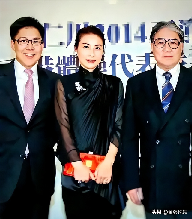 霍震霆没想到	，44岁儿媳郭晶晶再次官宣喜讯，让整个阔太圈沉默了