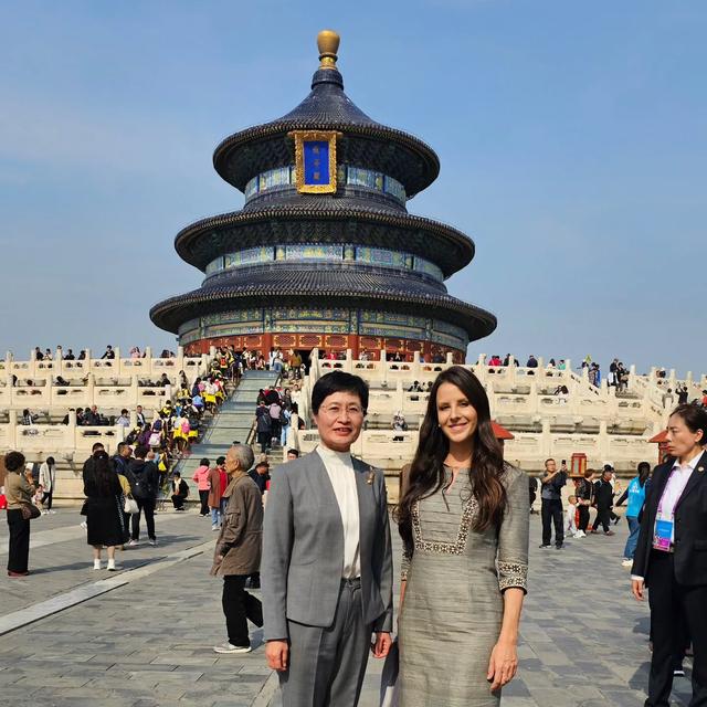 武契奇夫人观看阅兵美翻了！粉色玫瑰花裙好温婉，挽着武契奇很甜
