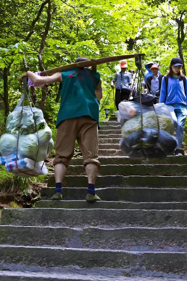 该淘汰的为何留下？老君山仍用挑山工，给技术进步打个“补丁”