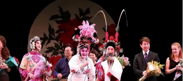吃里爬外，永不回国？她带领30名演员选择留美，如今年过花甲归来