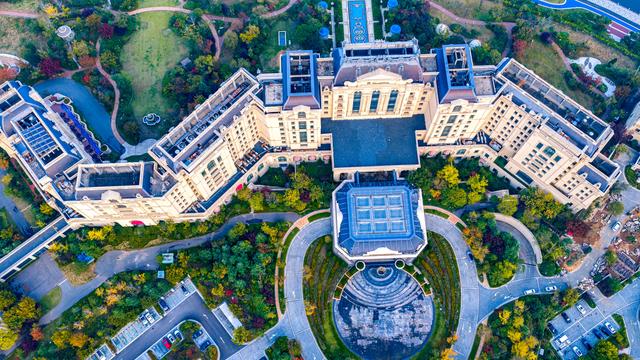 来灵山卫街道赏秋，邂逅星光岛梦幻山海诗画，五彩斑斓美得惊艳