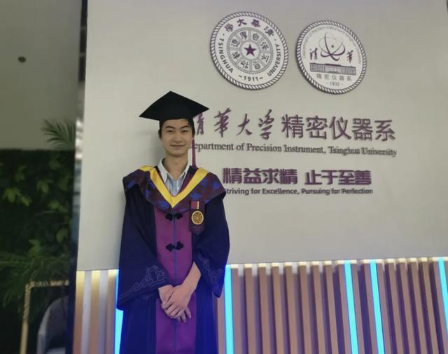 庞众望回应与女友拍“领证照”：拍着玩，不确定何时领证；知情人称其女友是邻村人，在县城补习班教学时相识