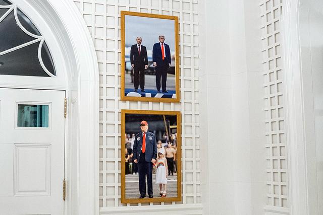 特朗普在白宫挂起自己与普京的合照，且置于孙女照片之上