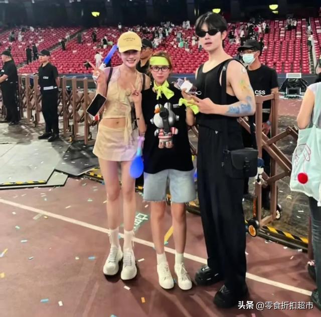 我的天！没想到他们是真情侣，难怪短剧中吻戏那么自然又投入
