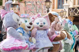 为带孩子看玲娜贝尔，中产家长一天在迪士尼花掉一万五图片