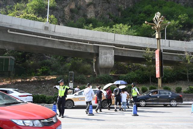 烈日下的坚守：九寨沟4.1万游客高峰背后的暖心风景