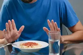 为什么早上食欲最差，晚上却总想吃东西？图片