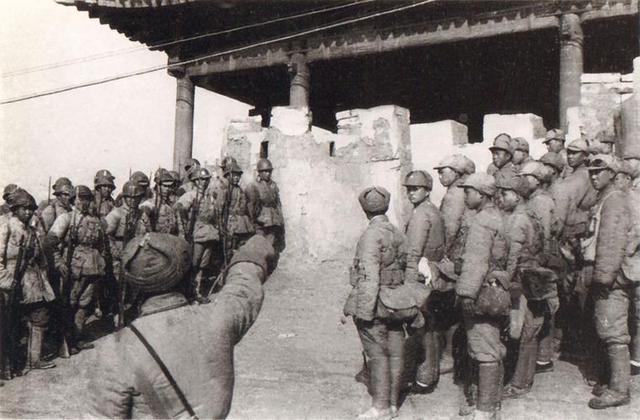 1949年老蒋派人暗杀傅作义，结果女特务莫名死在床上，这是为何？