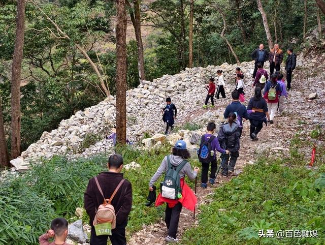 400余名徒步爱好者齐聚乐业，以脚步丈量天坑秘境