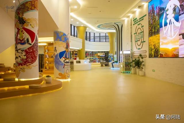 “桥遇三叠纪,云渡花江水”,这个服务区悄然成为贵州最火新地标