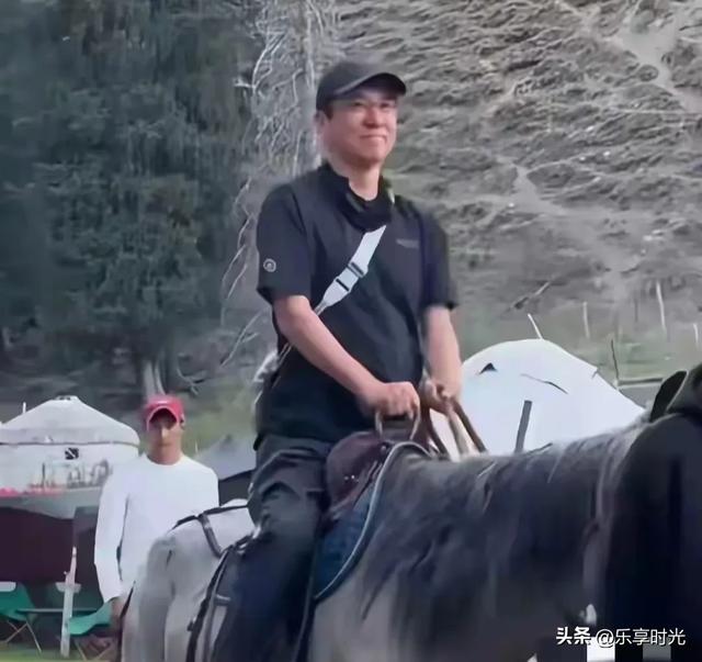 汤唯一家三口新疆亮相 素颜不及路人 金泰勇显老态