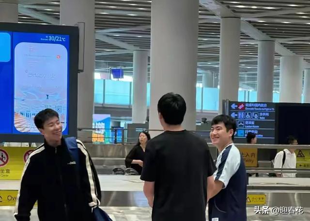 国乒回国抵达北京机场照，王曼昱被老奶奶包围，高远给小粉丝签名