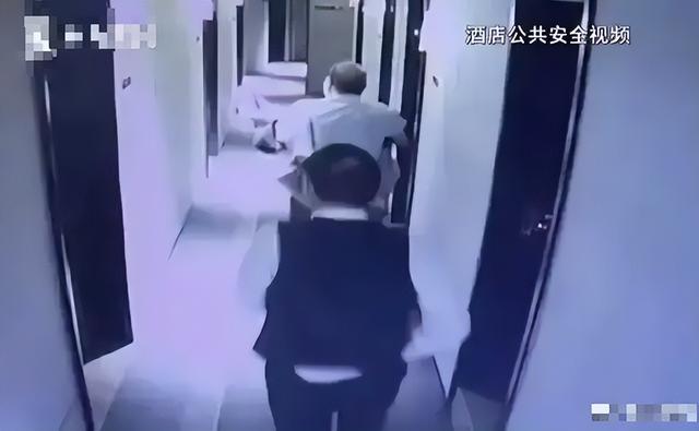 女高管醉酒后遭老板性侵患应激障碍，已与丈夫分房睡两年：“他想拉拉我的手，我都会应激”
