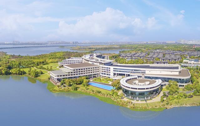 这个夏天，和锦江丽笙酒店一起，住进自然、遇见城市