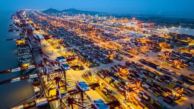 产业链重构真相	，美国划圈、中间国家抱团，中国如何破局？