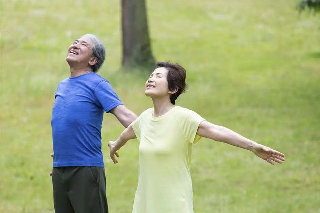 女性有没有衰老，“上半身”会说话，若一个没中，恭喜你还年轻！