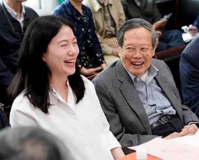 杨振宁离世2天，三件让人担心的事发生了，翁帆一字不差全说中！
