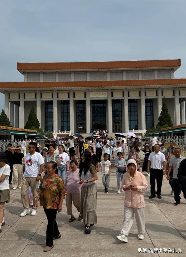 2025年8月17日，毛主席纪念堂前发生的真实排队场景，大家看看吧