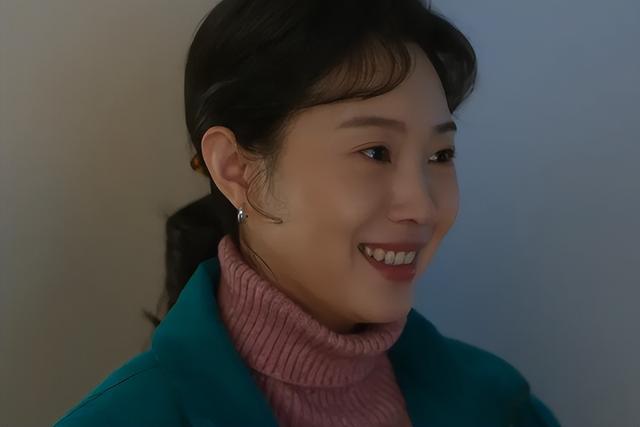 许亚军捧着，段奕宏护着，郭京飞宠着，演了55部戏，41岁终于红了