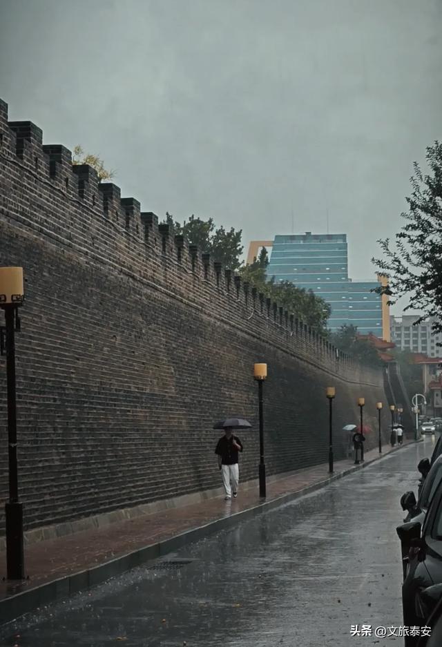 美极啦！下雨天去上班，小泰竟发现岱庙不同以往的一面→
