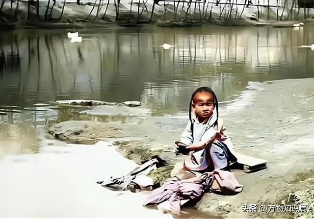 老照片：晚清时期，一名被浸猪笼的女子，躺在地上，民众冷漠围观