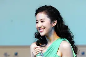 有种胖叫刘亦菲的肚子，露出白花花肥肉，女生讨厌却成男生最爱图片