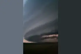 美国突然出现大飞碟云，形态怪异会传播过来吗？专家：西风带异常图片