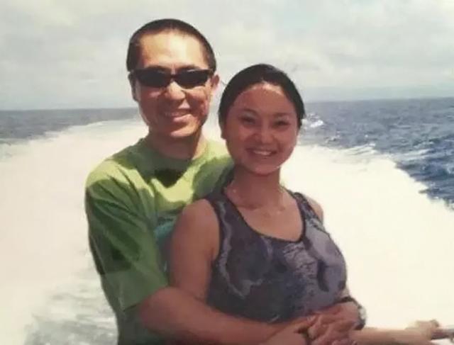 张艺谋和巩俐合影，张艺谋和陈婷合影，生理性喜欢显而易见