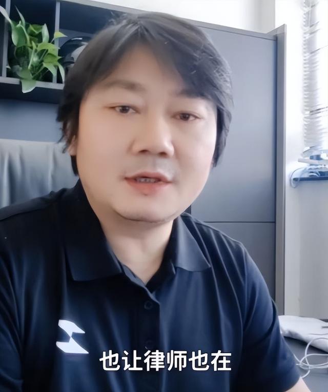 闹大了！别车工装男已被拘，真实身份被扒，警方回应，网友立大功