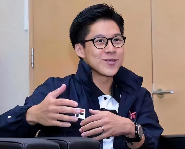 三连升！霍启刚官宣喜讯，新身份给郭晶晶长脸，让李嘉诚不敢吭声