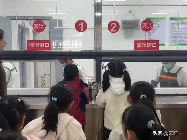 北京下了死命令：2027年底前	，所有中小学必须告别“校外配餐”