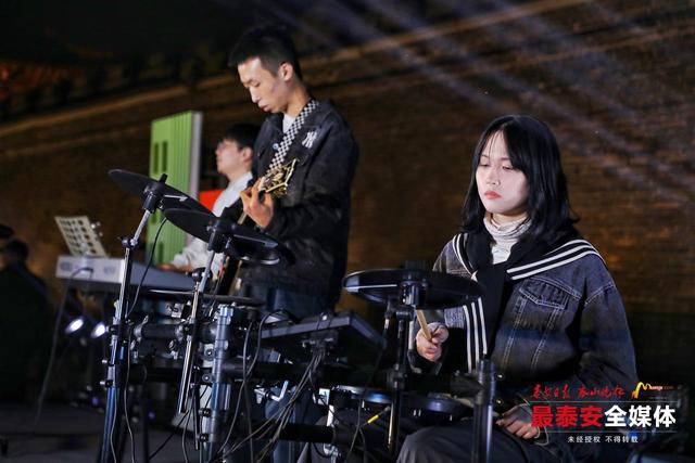 一墙千年事 一集万象新 “岱庙城墙有个摊儿”首场活动启幕 青春市集点亮古城新韵