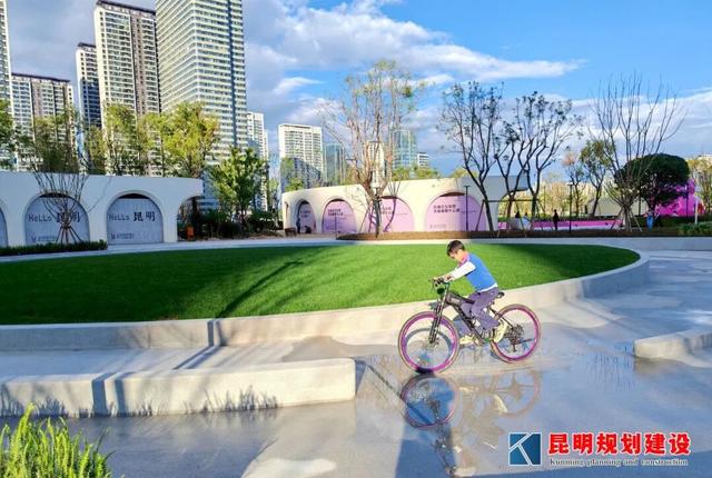 昆明新晋 “城市公共客厅”！有粉色梦幻沙池、花海、草坪，下楼就能嗨玩一整天