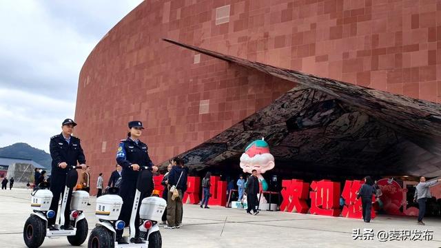 “小警麦吉”正式上线！ 文旅警务新形象，守护千年石窟的平安伙伴