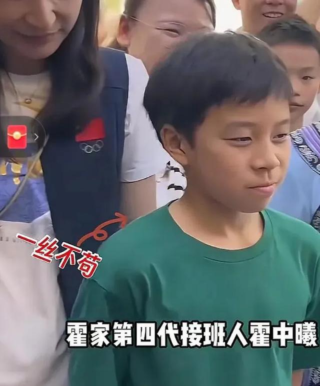 郭晶晶霍启刚一家回香港！12岁霍中曦自己拿行李，俩女儿很受宠爱