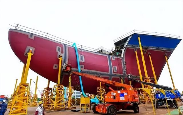 特朗普刚要对中国下重手，突然在大连造船厂内	，发现了不寻常一幕